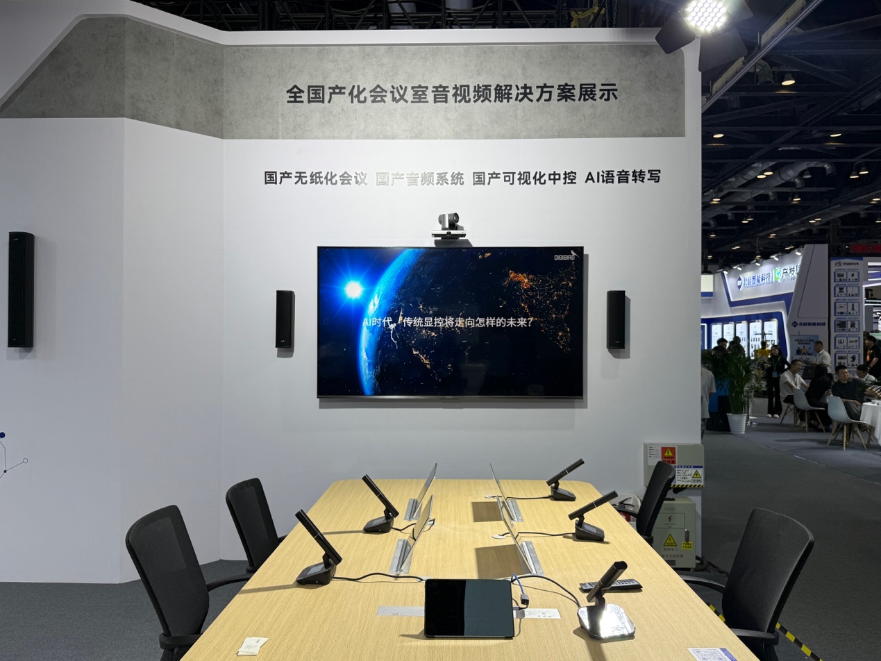 房间里的桌子前  AI 生成的内容可能不正确。